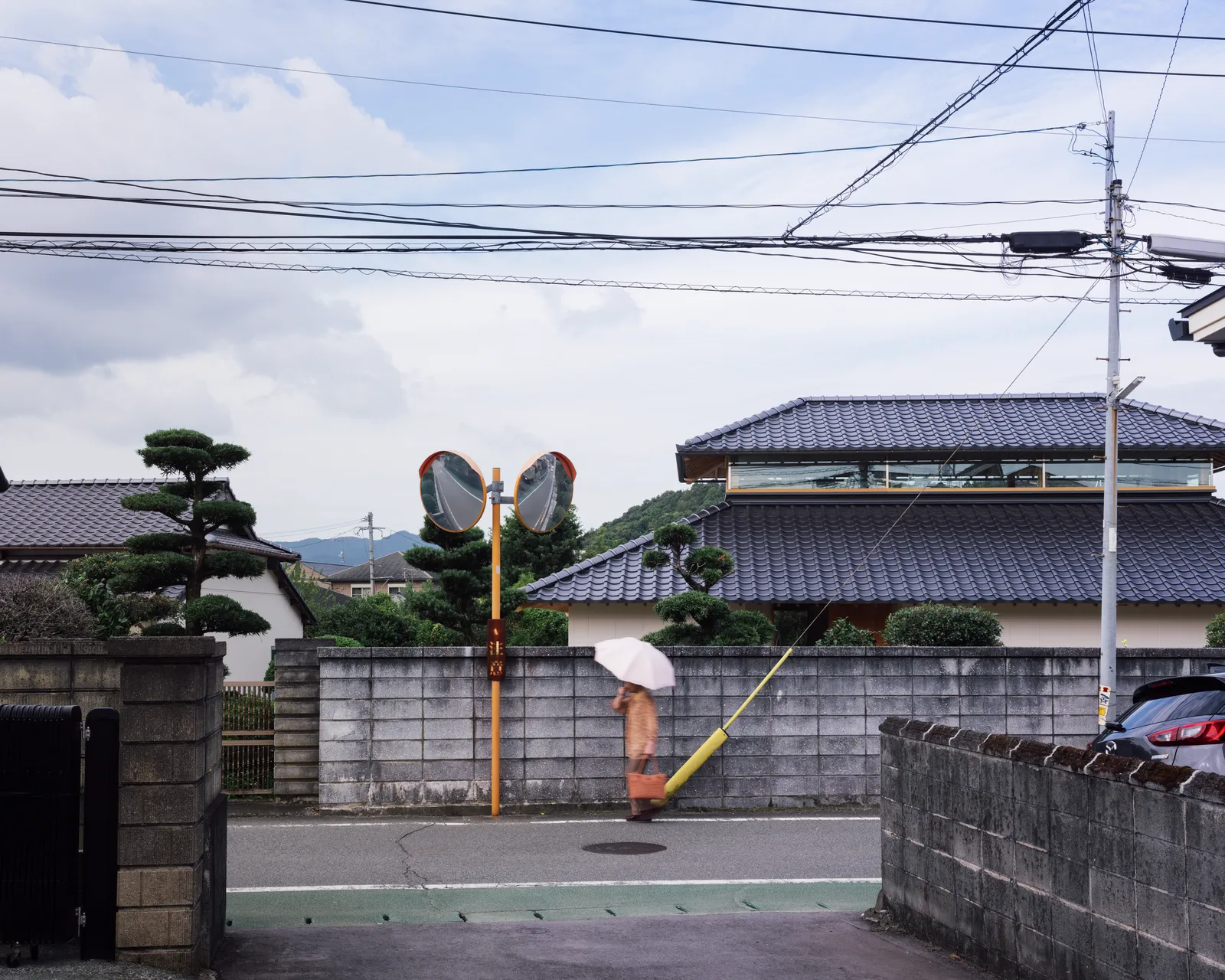 昔ながらの住まいが残る街並みの中で、周囲の風景に馴染むよう計画された外観。