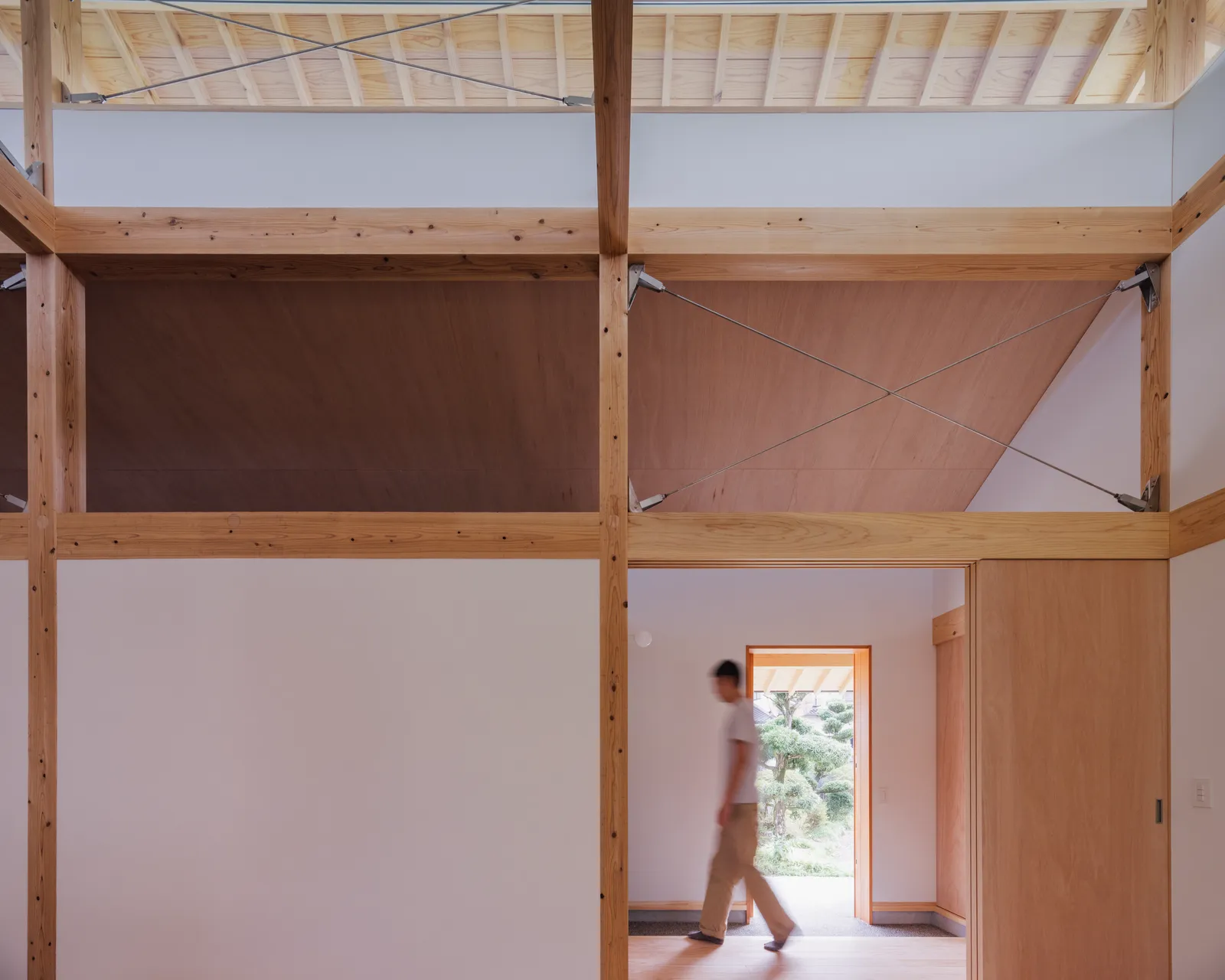 明快な柱梁の構成が、この住宅の伸びやかな空間の骨格となっている。