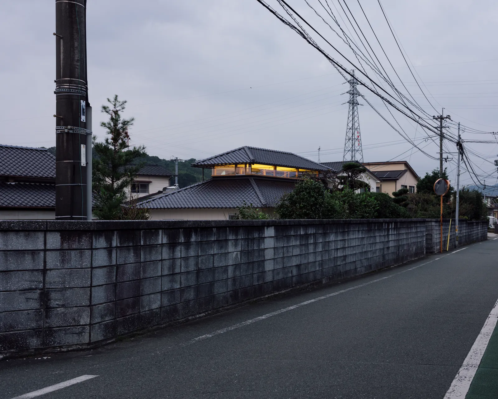 夕暮れには、ハイサイドから漏れる室内の光が瓦屋根の表情をいっそう際立たせる。