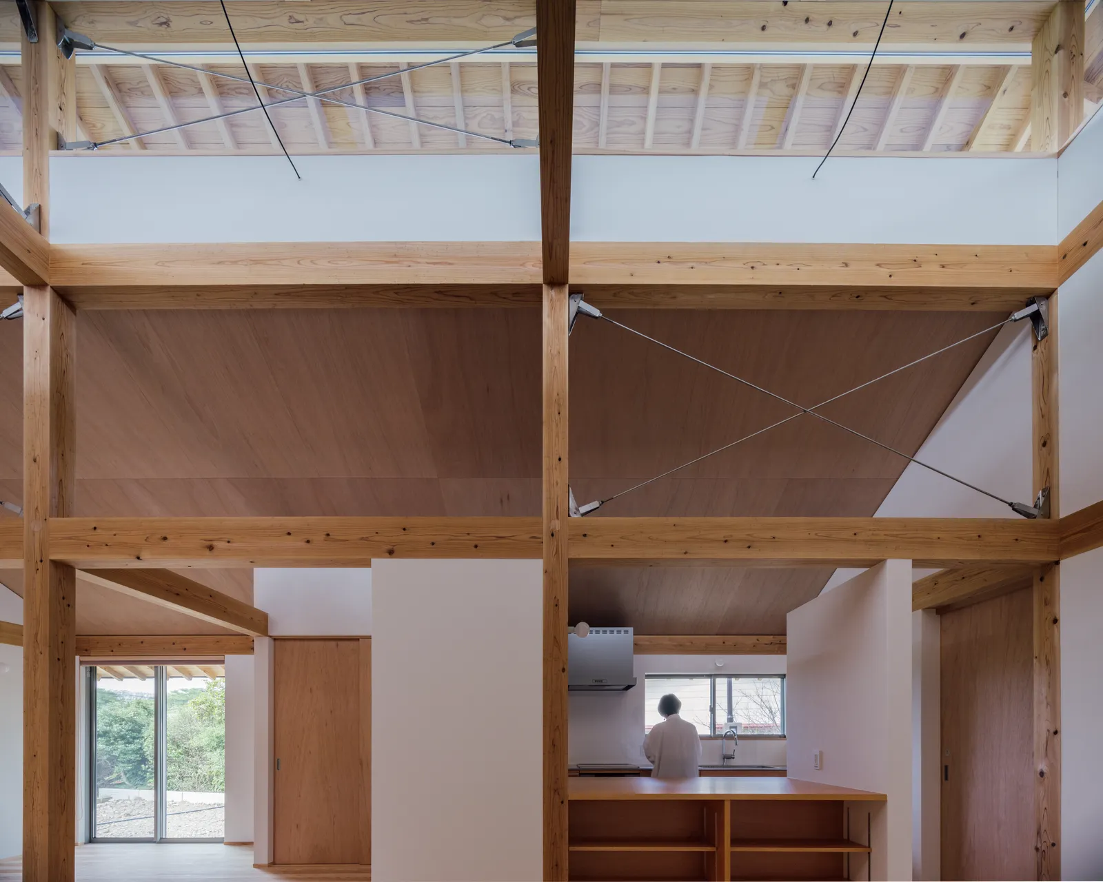 単純な架構の反復を基盤にしながら、光と視線が抜ける内部空間を形づくっている。