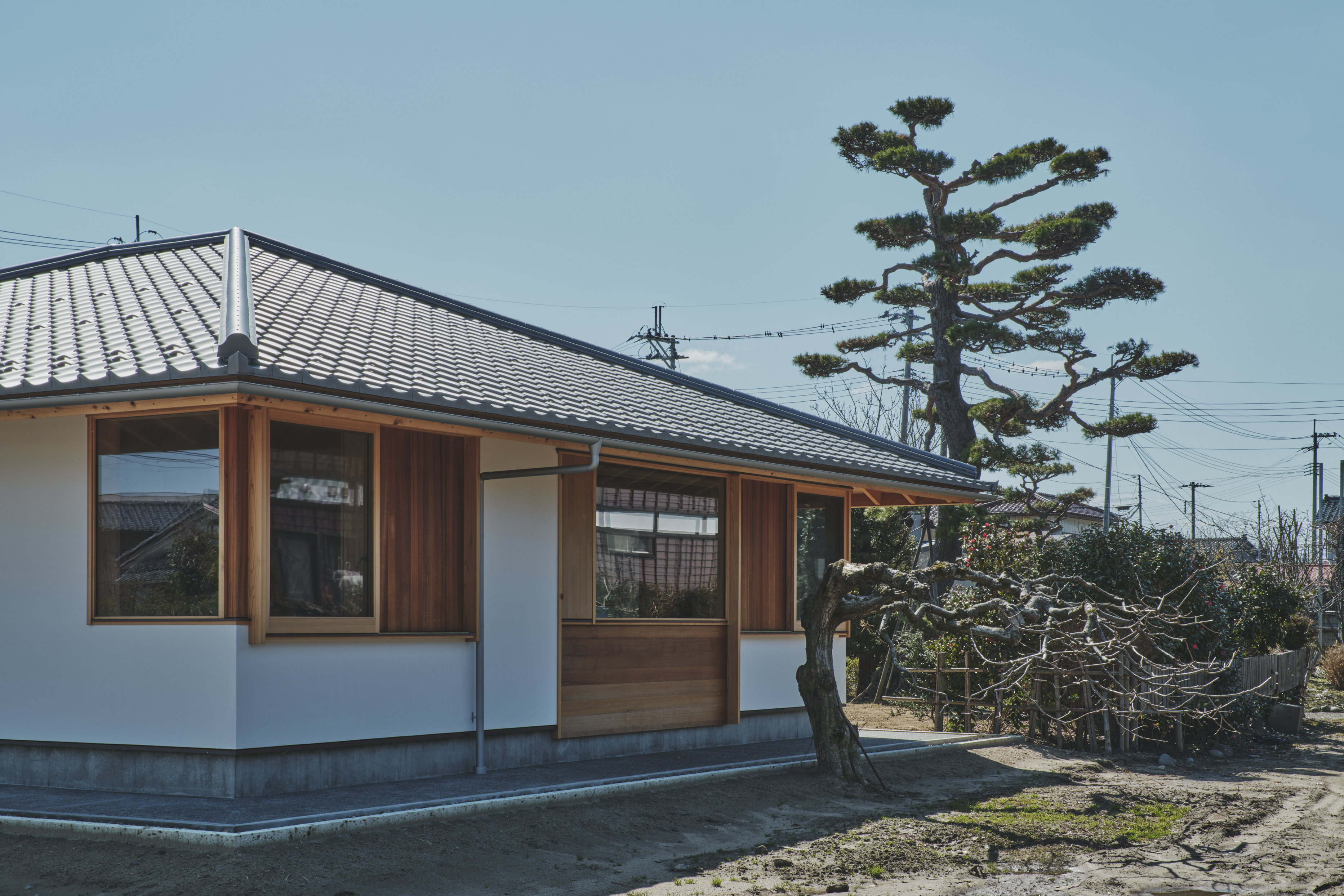 鶴弥の三州瓦「防災J形瓦Ace」を載せた『鶴岡の家』。銀色の瓦屋根が空や光をやわらかく受け止める。