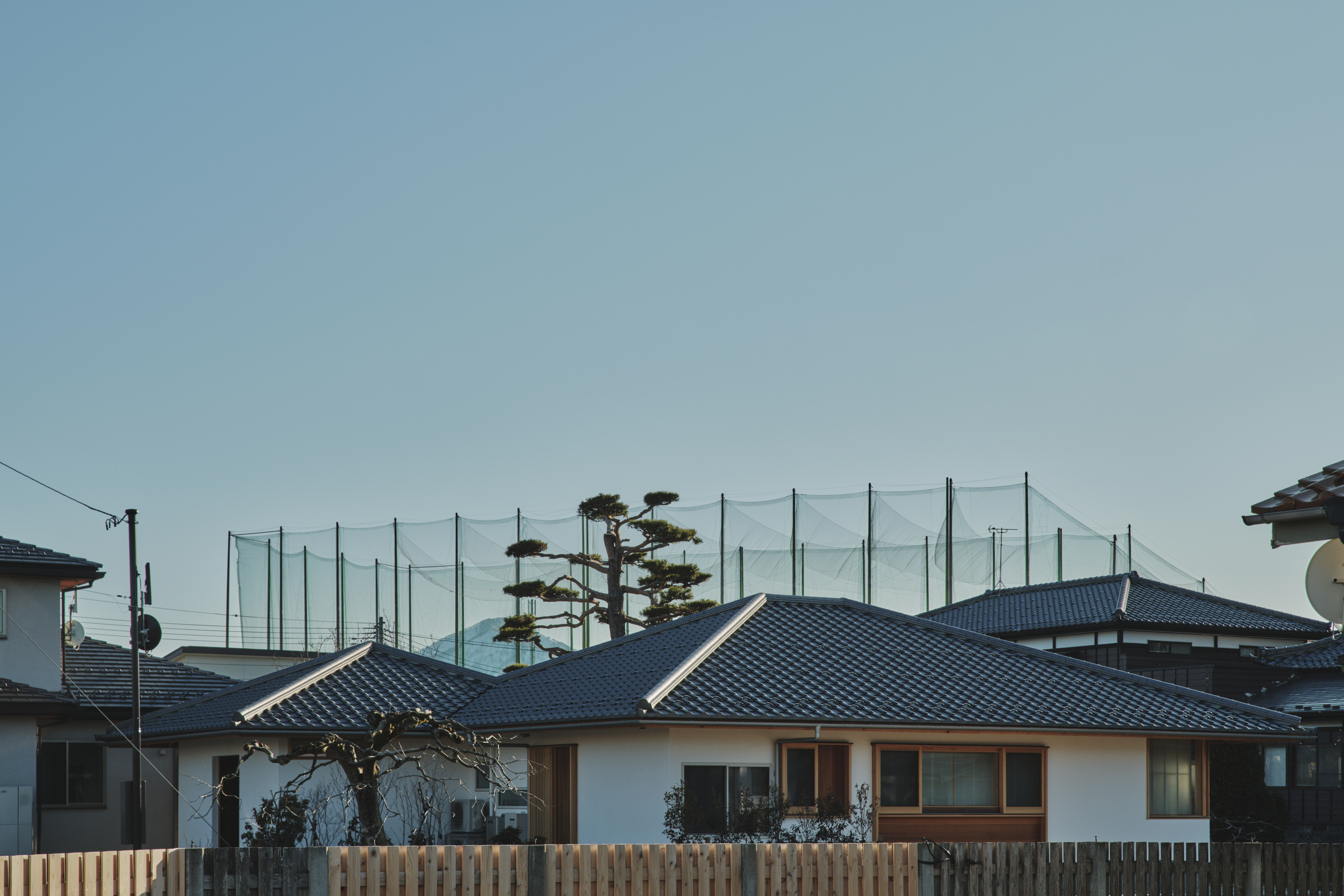 瓦屋根の重みと安定感が、強風や積雪のある土地の暮らしに安心感を与える『鶴岡の家』の外観。