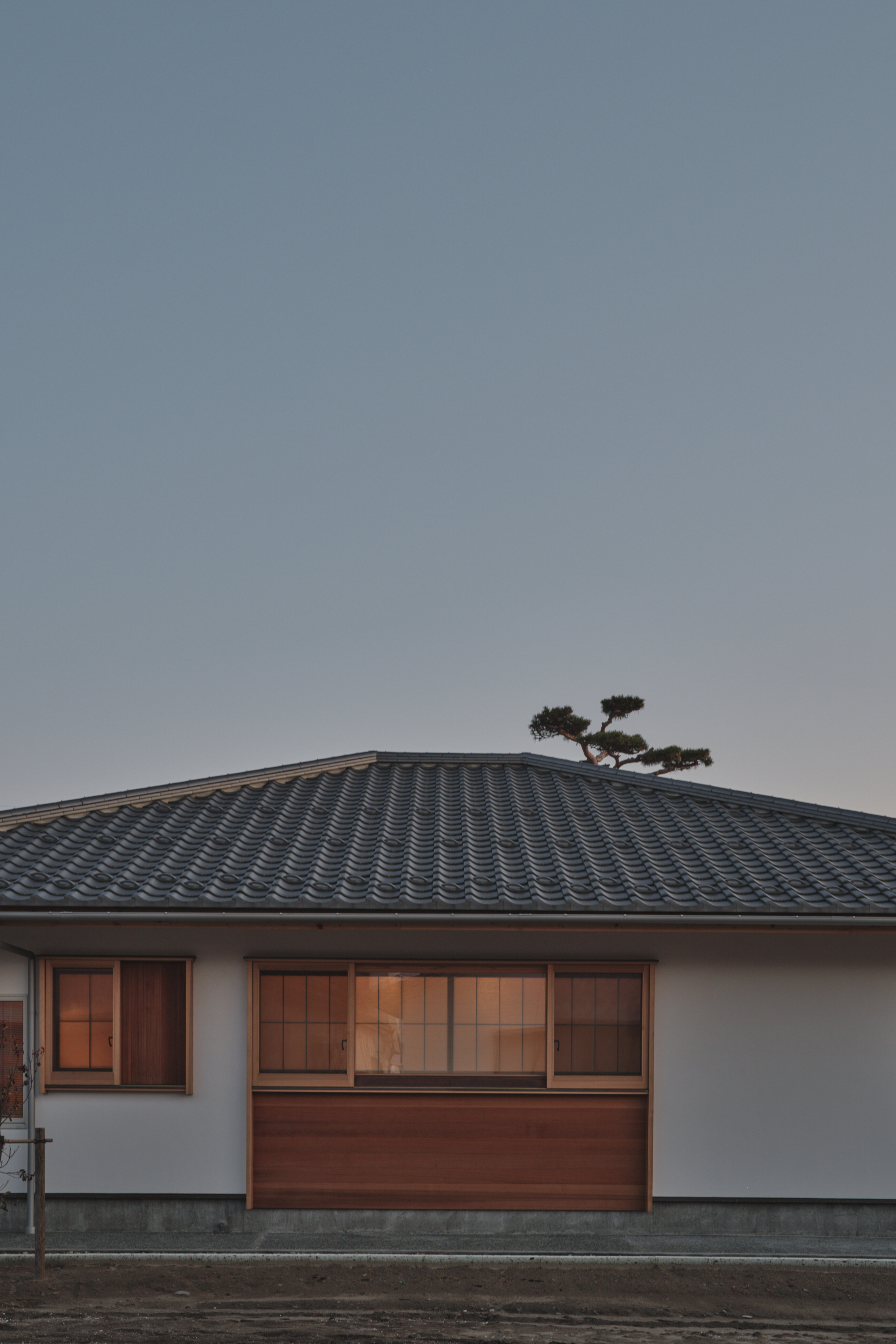 風景に溶け込みながら、瓦屋根の表情が静かな存在感を放つ。中山大介さんの設計思想を象徴する外観。