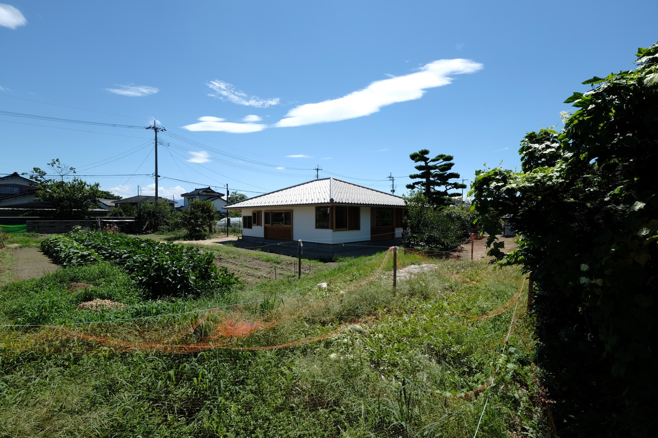 田園風景の中に静かに佇む『鶴岡の家』。土地の気候や風景に無理なく寄り添うよう計画された平屋の外観。