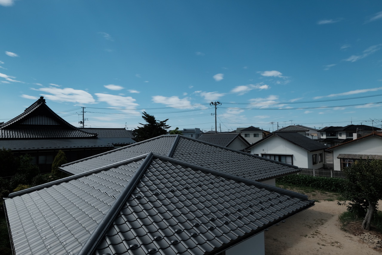 鶴岡の街並みに広がる瓦屋根の風景。雪国の暮らしの中で育まれてきた屋根の知恵が今も息づいている。