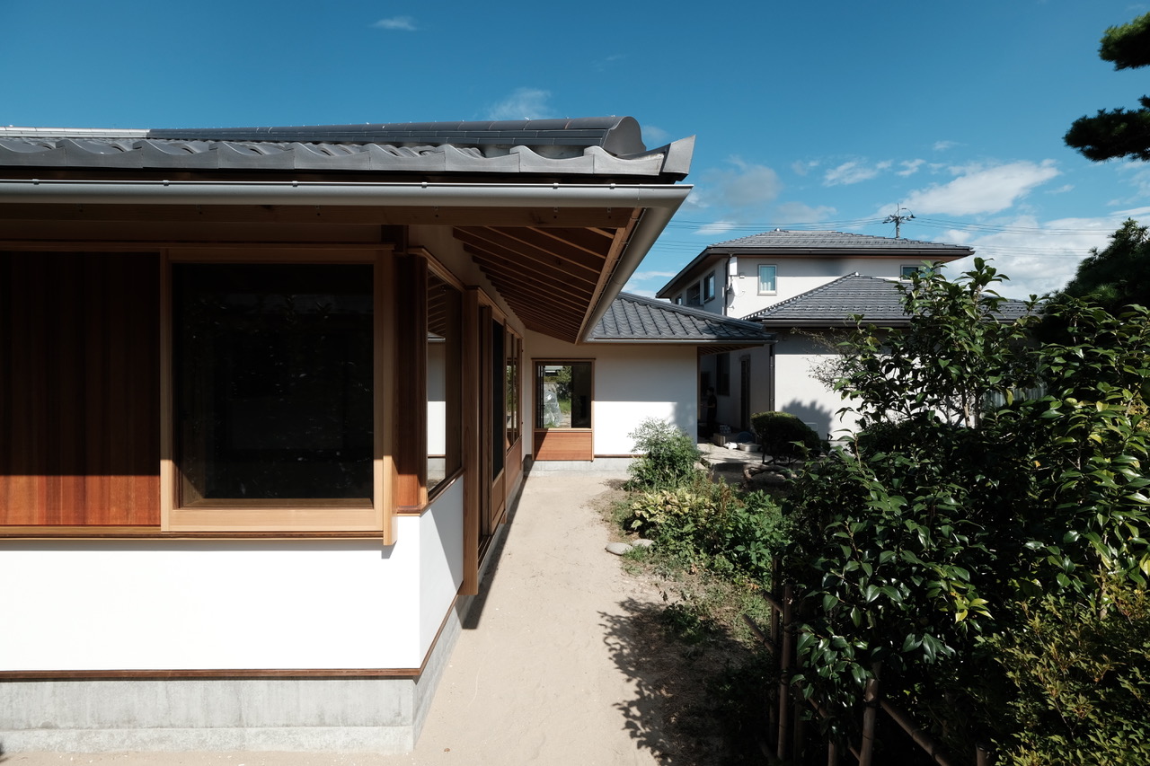 母屋との距離感を丁寧に調整しながら、新たな住まいを既存の暮らしに重ね合わせた『鶴岡の家』。