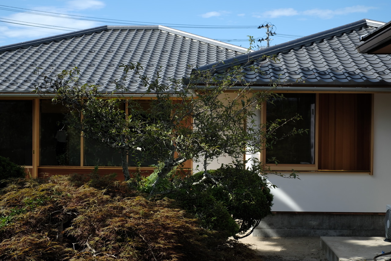 雪と海風の土地に馴染む、深みのある三州瓦。『鶴岡の家』にみる、建築家・中山大介さんの美学