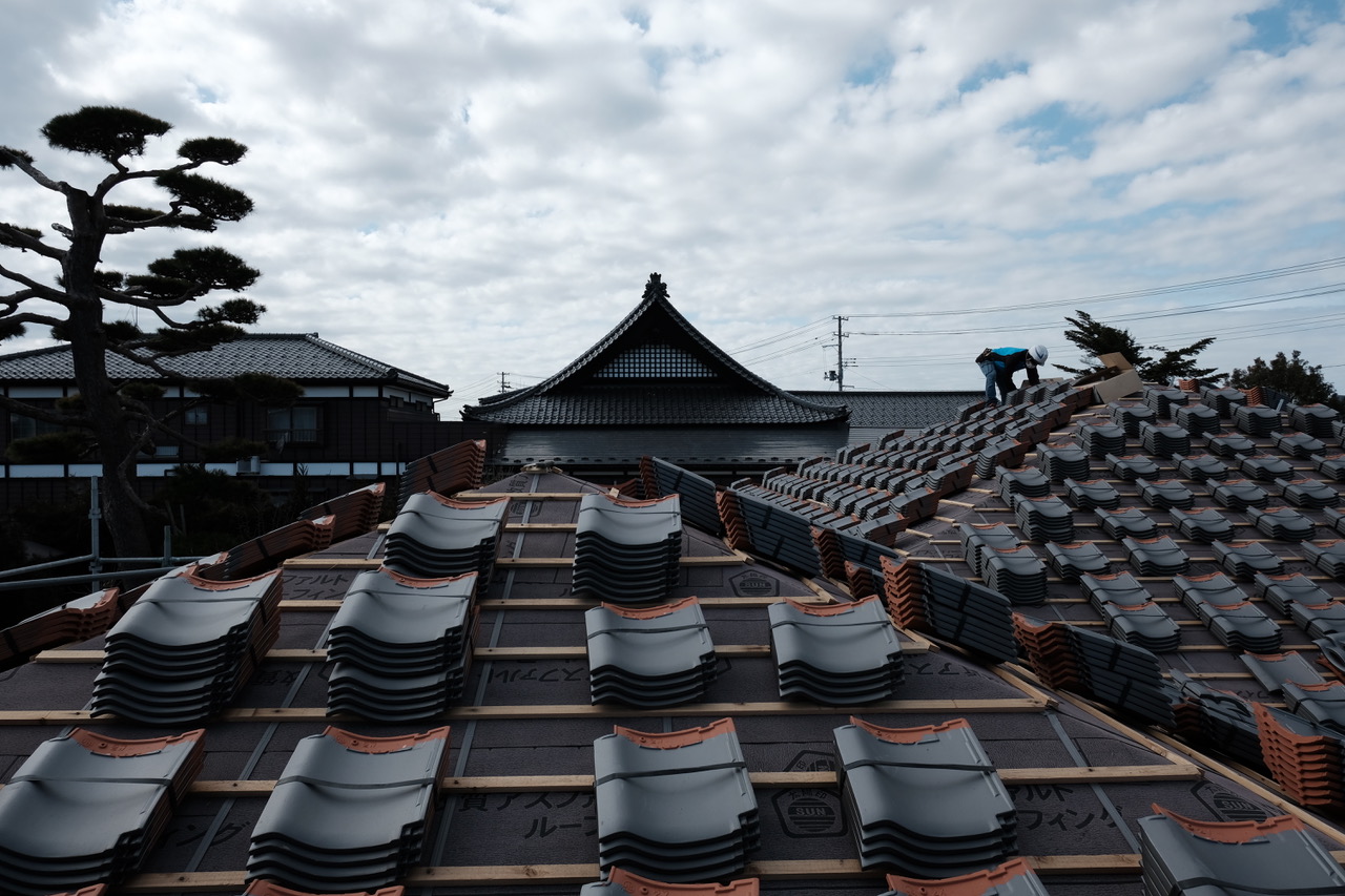 施工中の屋根に並ぶ三州瓦。雪止めの配置にも、寒冷地ならではの知恵と現場の経験が生かされている。