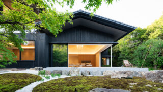 古き庭を受け継ぎ、水平にひらく瓦屋根。NSDAt『日本庭園のある住宅