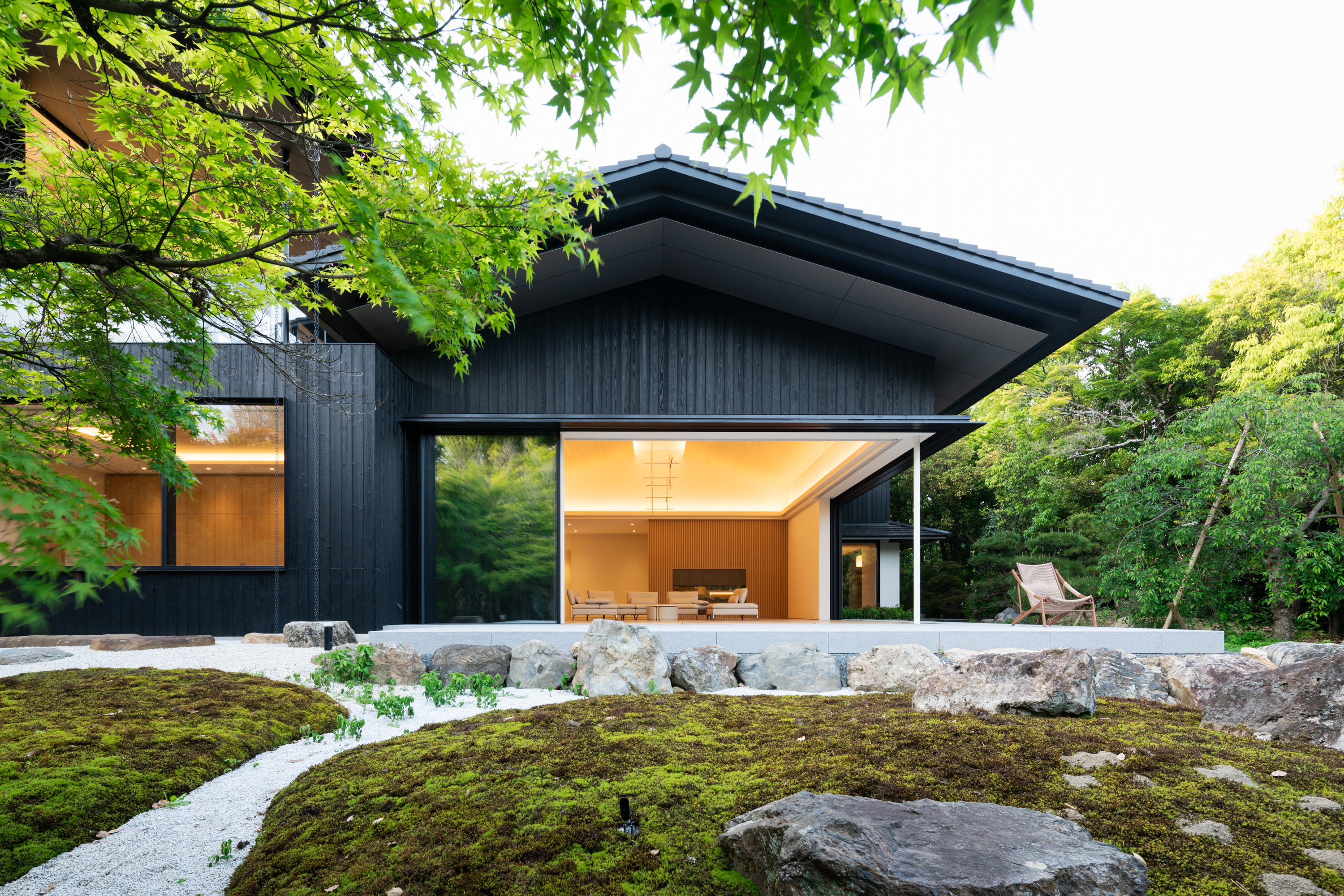 古き庭を受け継ぎ、水平にひらく瓦屋根。NSDAt『日本庭園のある住宅』に宿る新旧の景色