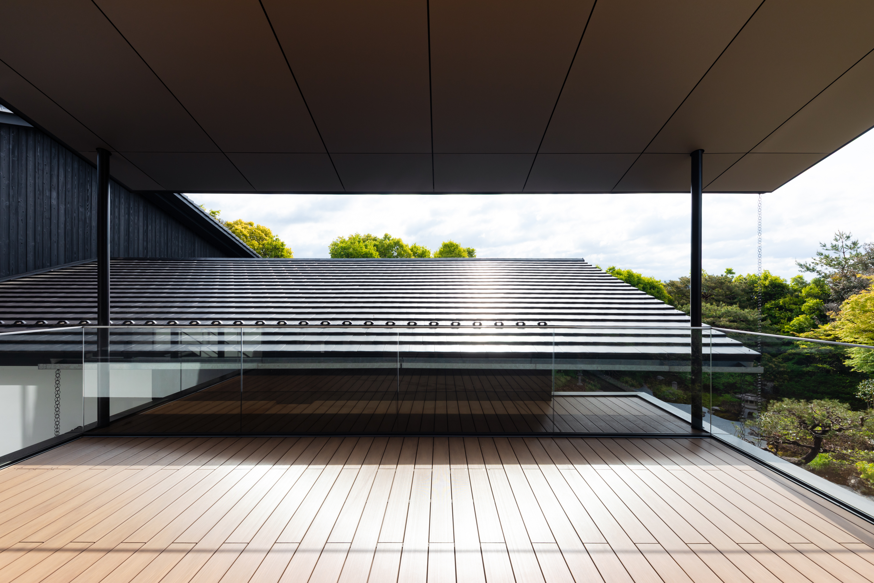 古き庭を受け継ぎ、水平にひらく瓦屋根。NSDAt『日本庭園のある住宅』に宿る新旧の景色