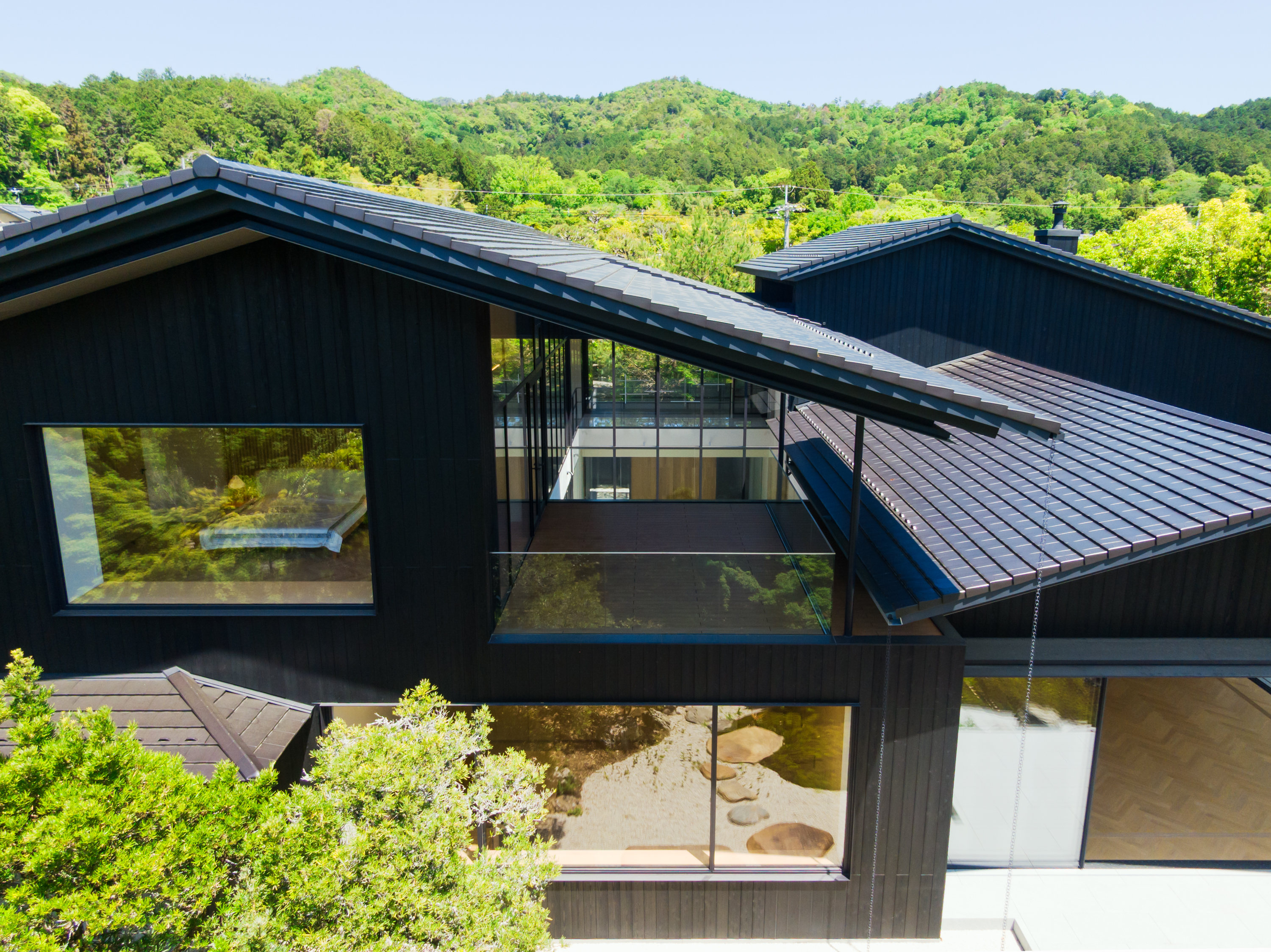 古き庭を受け継ぎ、水平にひらく瓦屋根。NSDAt『日本庭園のある住宅』に宿る新旧の景色