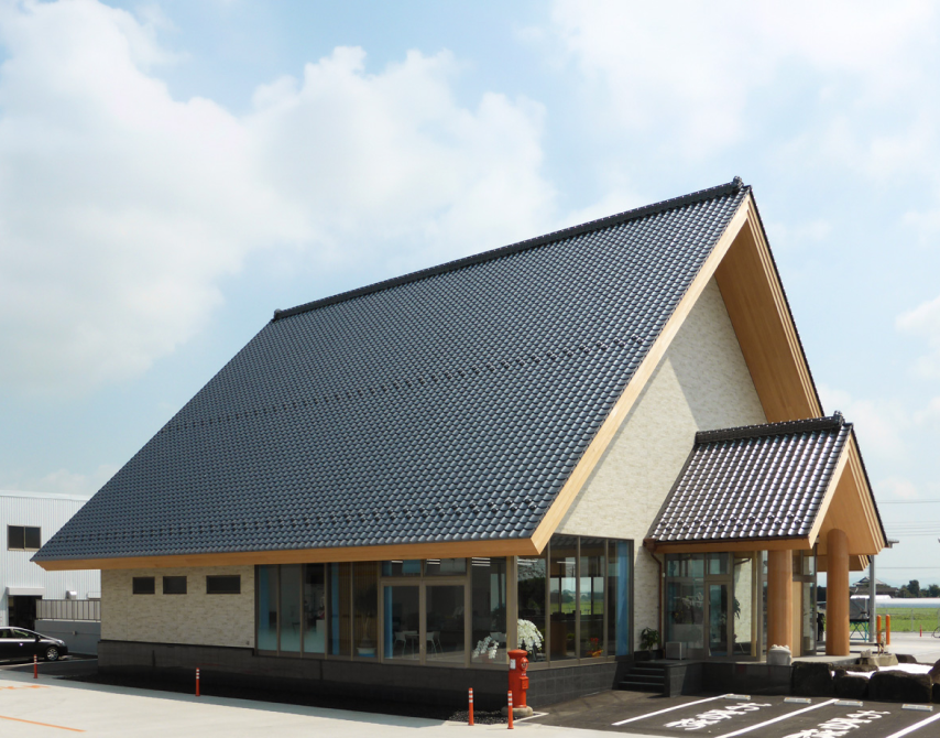 大屋根の瓦が際立つ開放的な建築外観（防災J形瓦エース）
