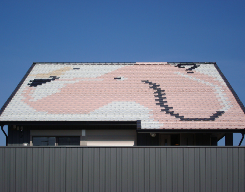 瓦で描く遊び心あふれる屋根のデザイン（スーパートライ110 タイプⅠ）