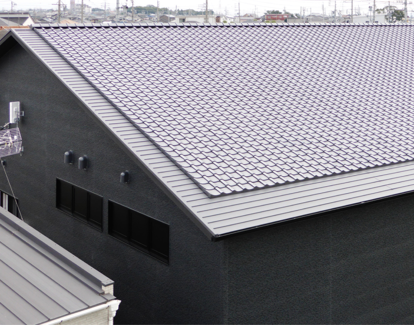銀色の瓦が彩る伸びやかな大屋根の外観（防災J形瓦エース）